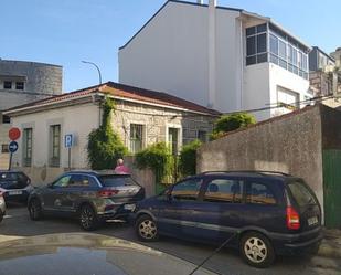 Vista exterior de Casa o xalet en venda en Vilagarcía de Arousa amb Jardí privat