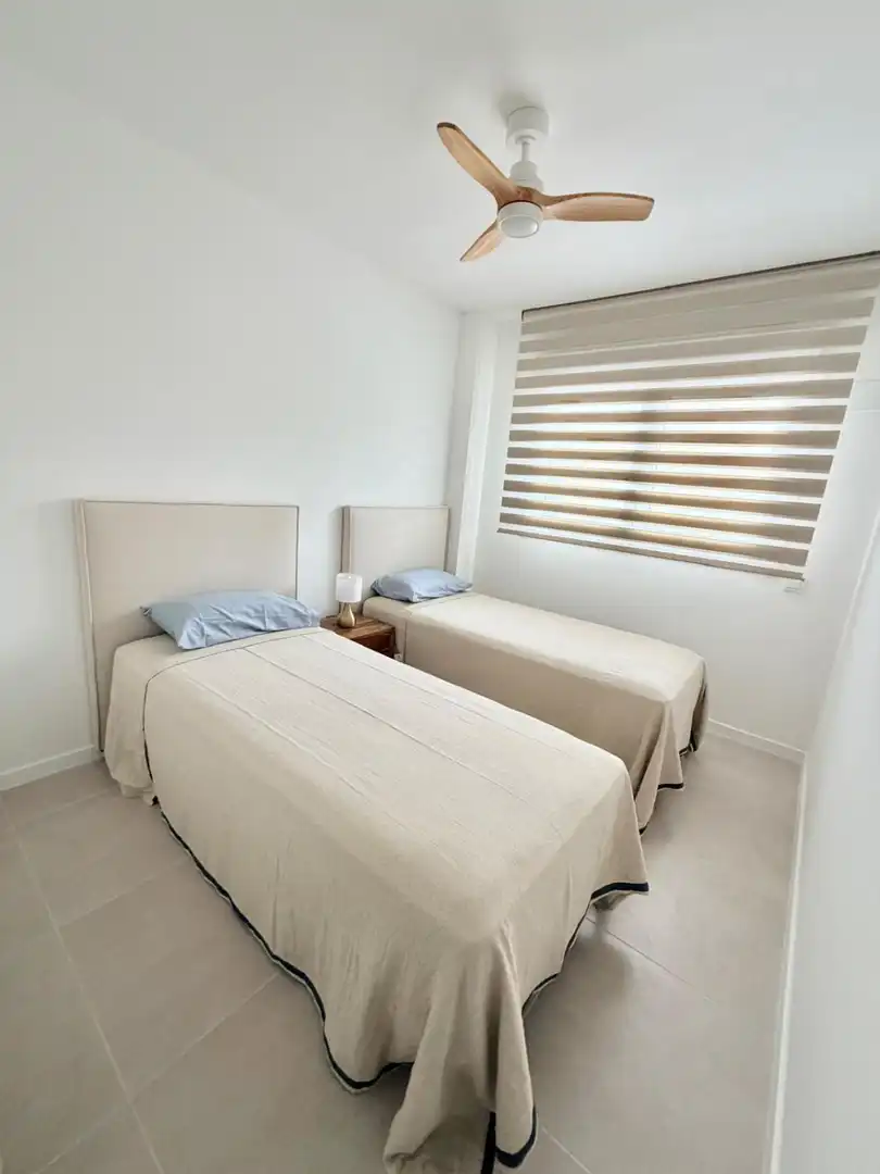 Habitación de Apartamento de alquiler en Estepona con Aire acondicionado, Terraza y Amueblado