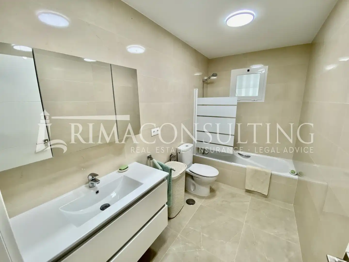Badezimmer von Erdgeschoss zum Verkauf in Marbella mit Klimaanlage, Privatgarten und Terrasse