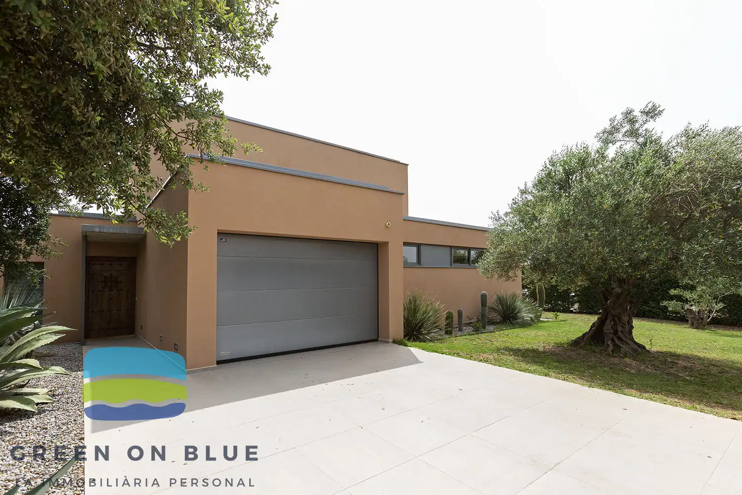 Exterior view of Houses for sale in Peralada  with Air Conditioner, Oven and Washing machine