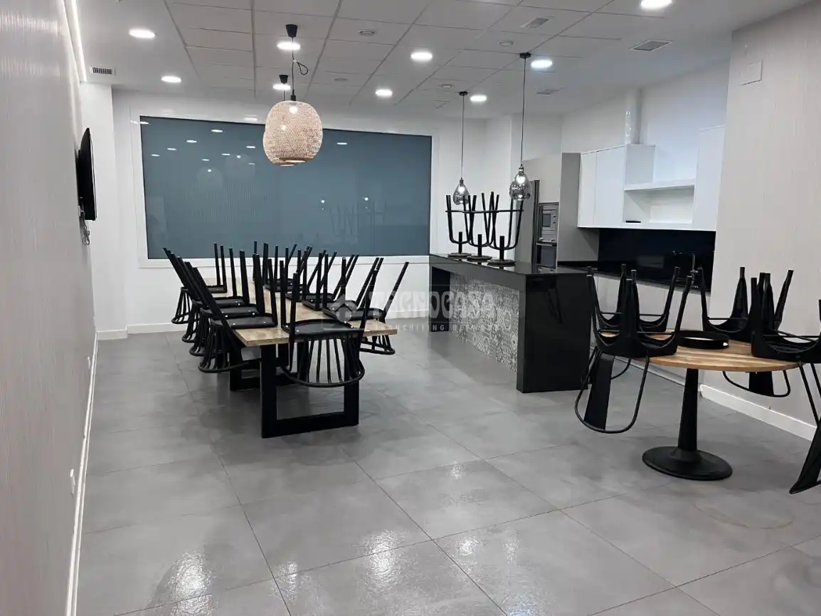 Menjador de Pis en venda en Sevilla amb Terrassa i Piscina comunitària