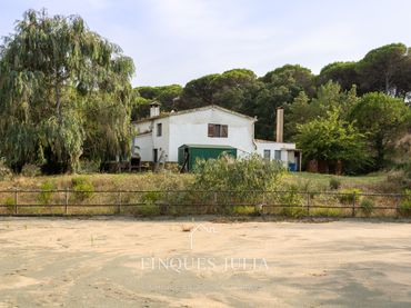 Casa rústica amb piscina en venda a Residencial Park