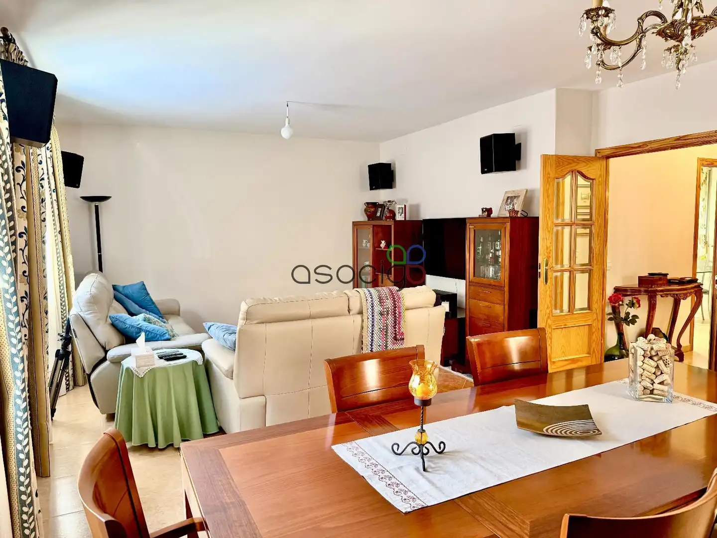 Sala de estar de Casa adosada en venta en Cabanillas del Campo con Aire acondicionado, Calefacción y Jardín privado