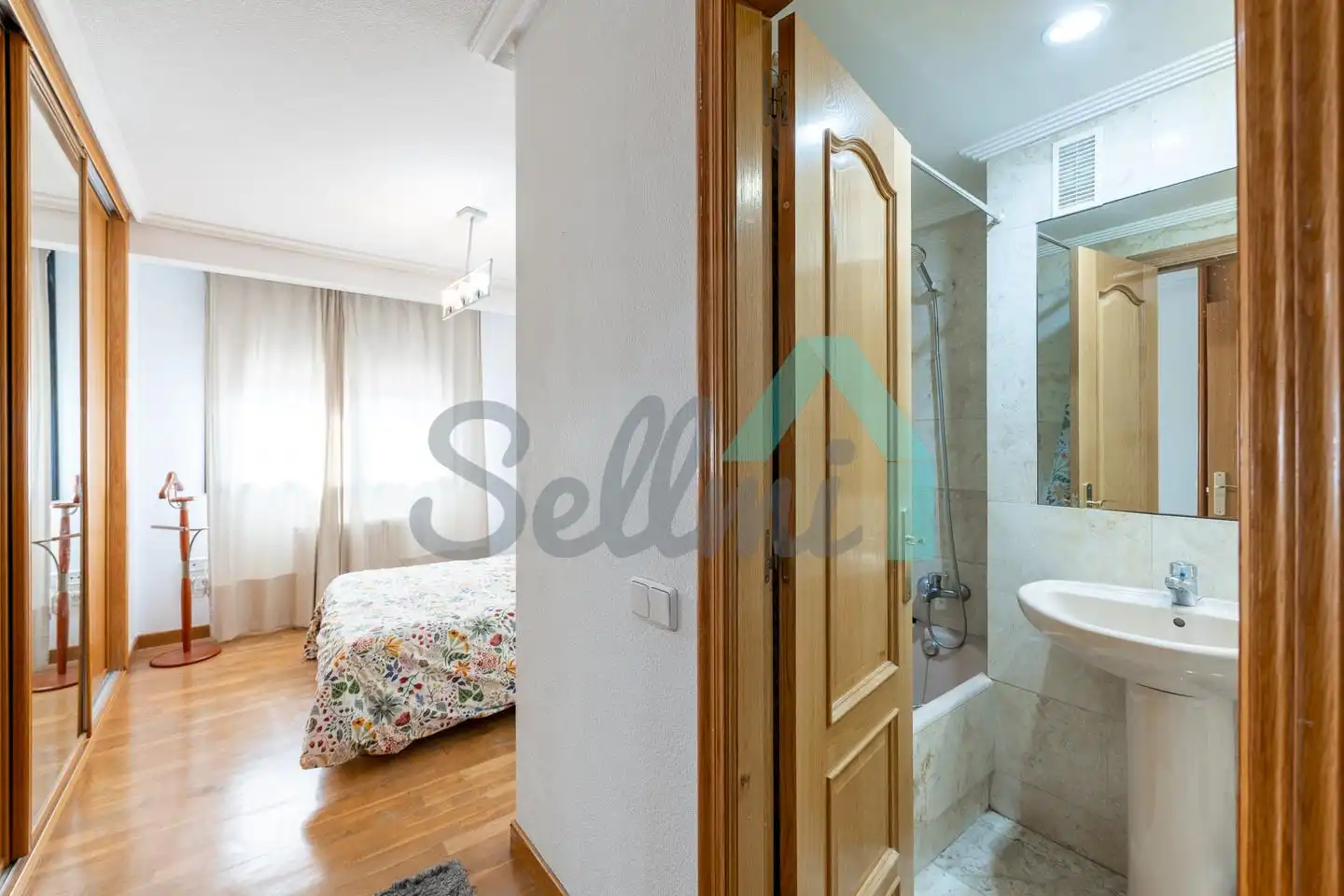 Bedroom of Flat for rent in Oviedo   with Heating, Parquet flooring and Furnished