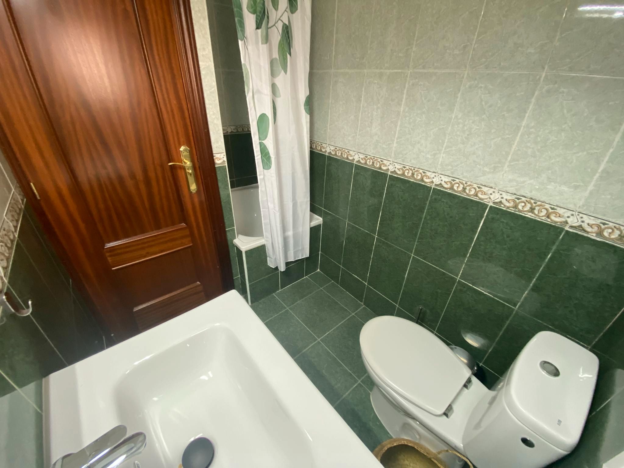 Baño de Piso de alquiler en  Madrid Capital con Calefacción, Amueblado y Lavadora