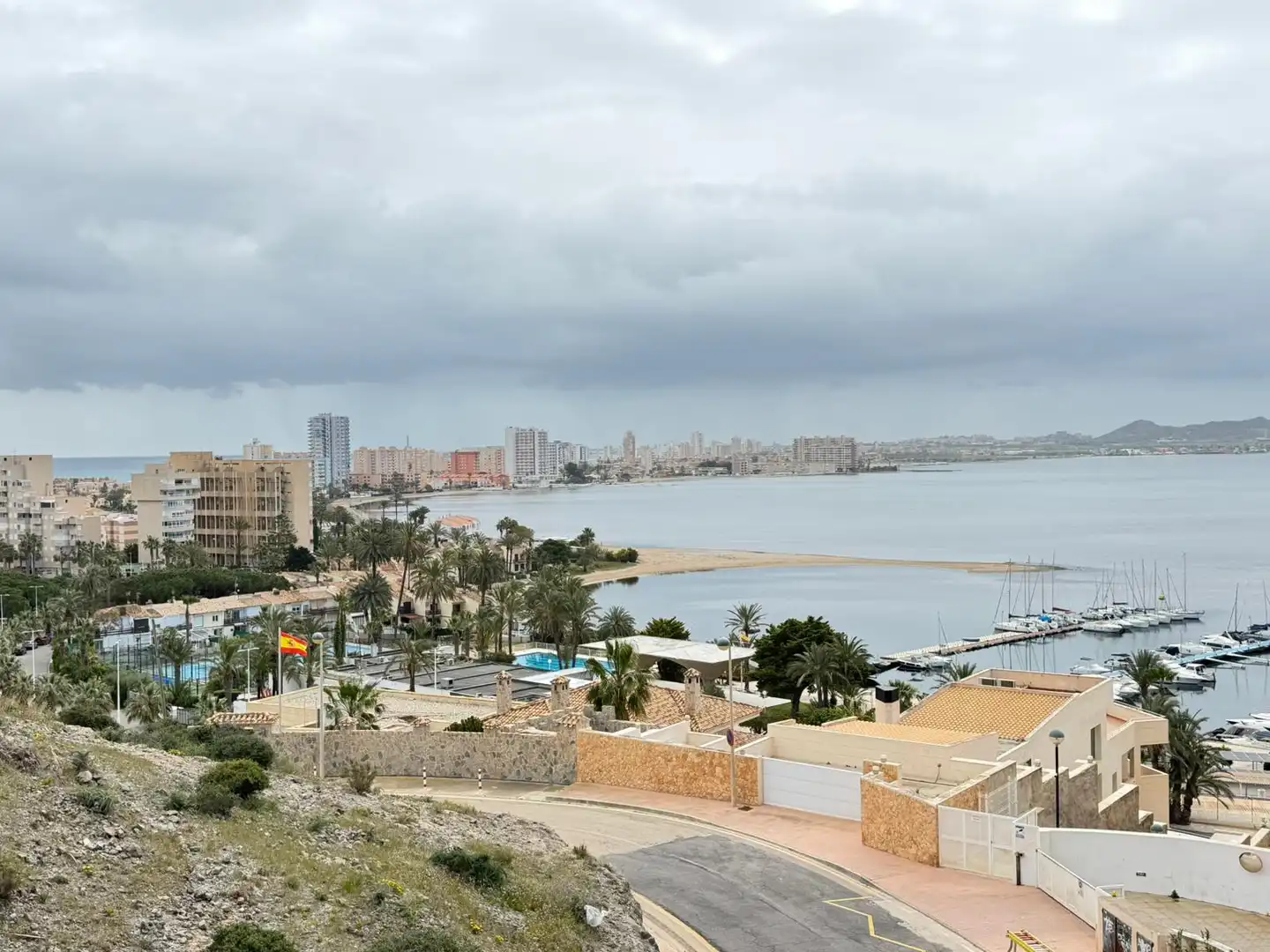 Vista exterior de Piso en venta en La Manga del Mar Menor con Terraza y Piscina comunitaria