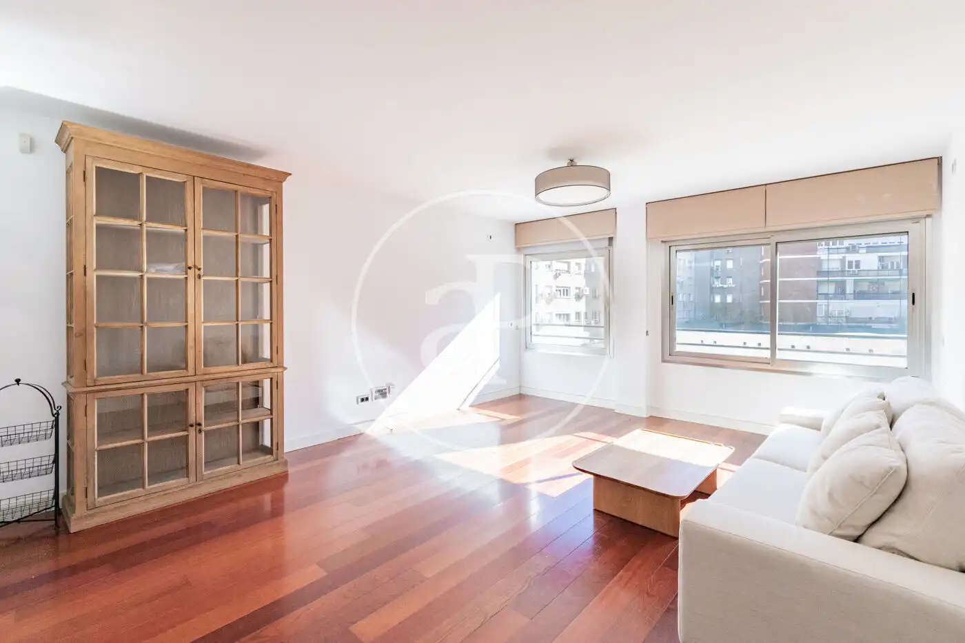 Living room of Flat for sale in  Madrid Capital  with Air Conditioner, Heating and Community pool