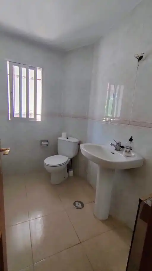 Baño de Casa o chalet en venta en Torrejón del Rey con Aire acondicionado, Calefacción y Jardín privado