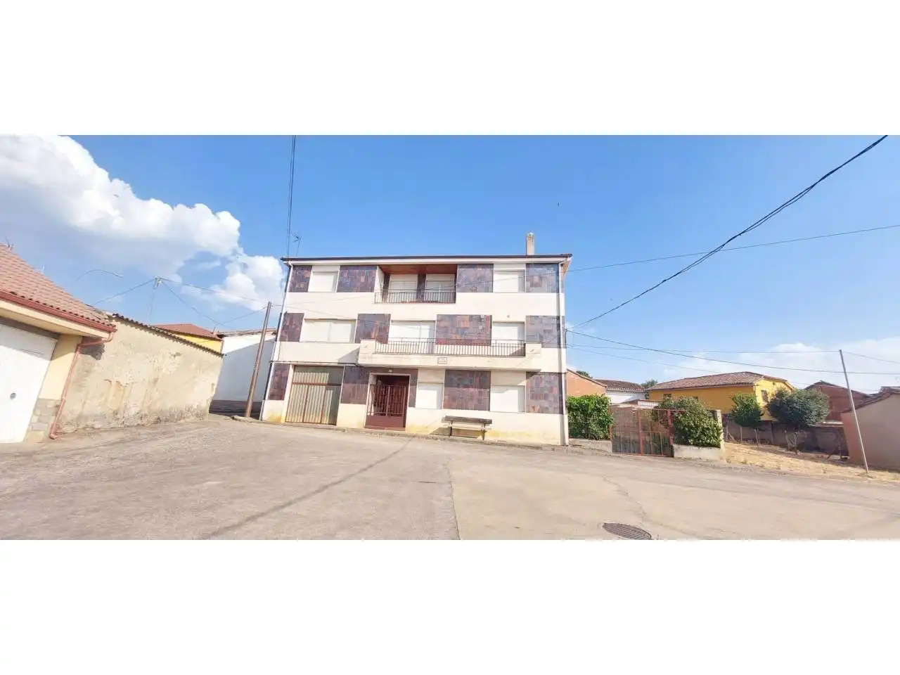 Vista exterior de Casa o chalet en venta en Almanza con Jardín privado, Terraza y Amueblado