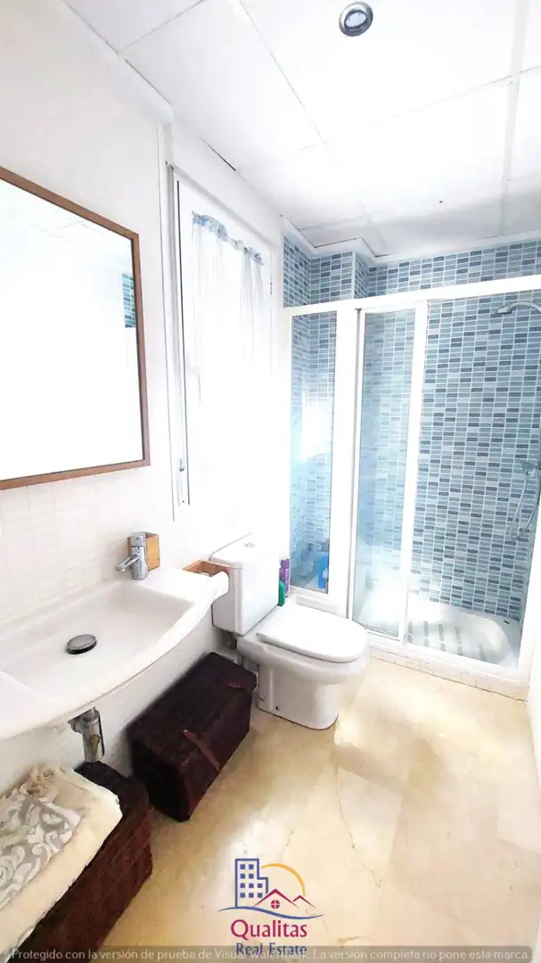 Badezimmer von Dachboden zur Miete in Oliva mit Klimaanlage, Heizung und Privatgarten