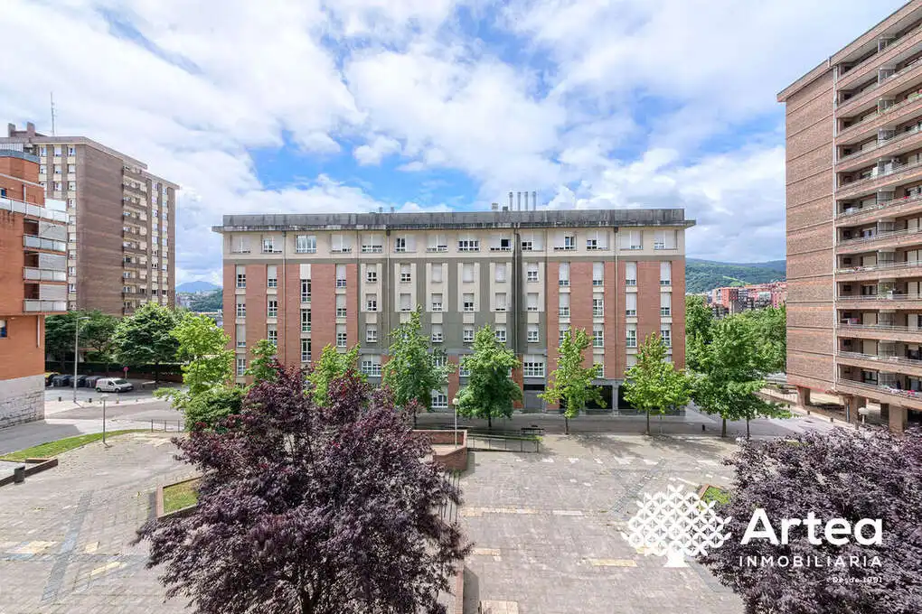 Vista exterior de Pis en venda en Bilbao  amb Calefacció, Jardí privat i Traster