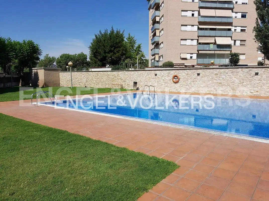 Piscina de Ático en venta en Sant Joan Despí con Aire acondicionado, Calefacción y Parquet