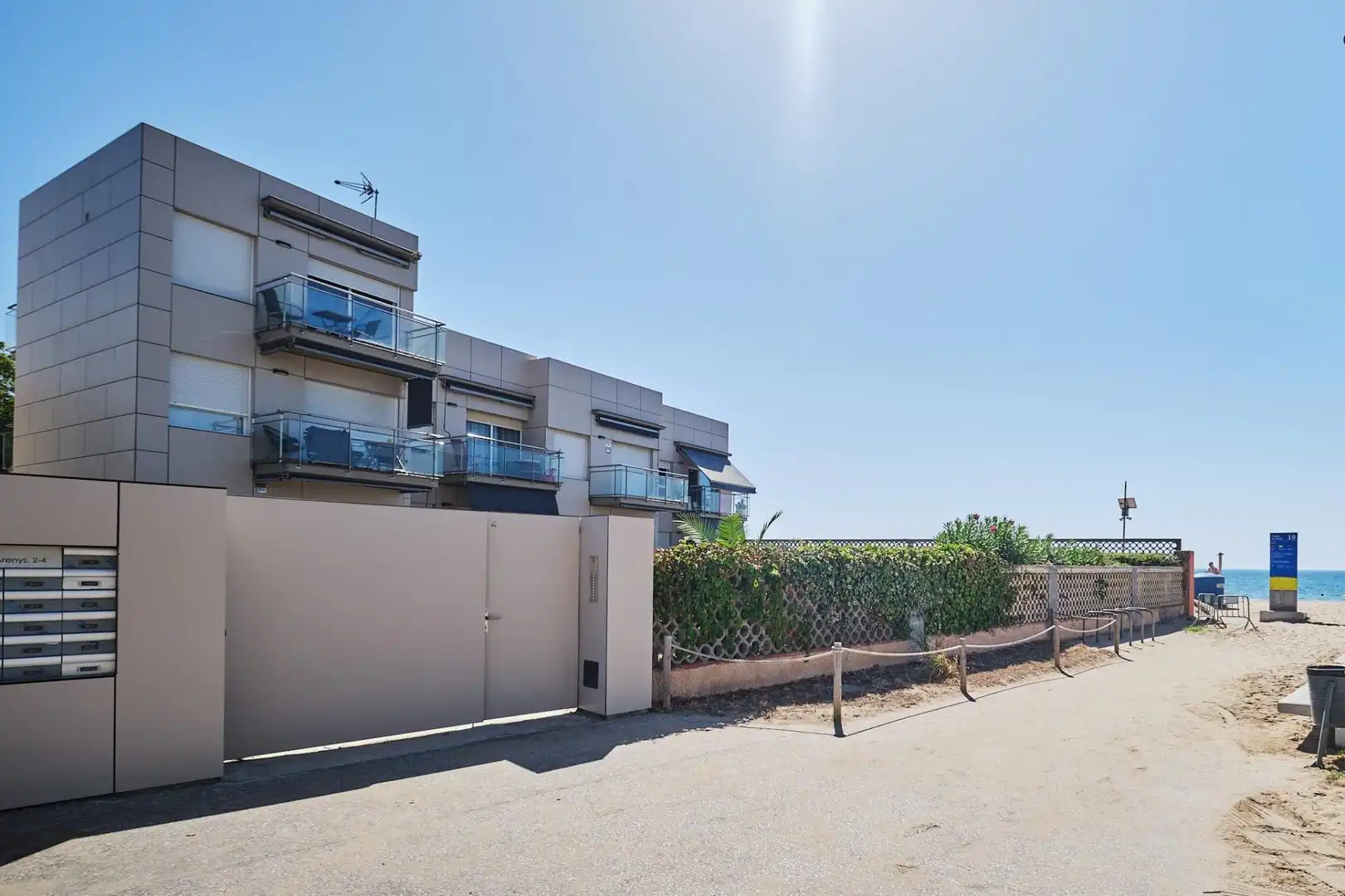 Vista exterior de Apartamento en venta en Gavà con Terraza y Piscina comunitaria