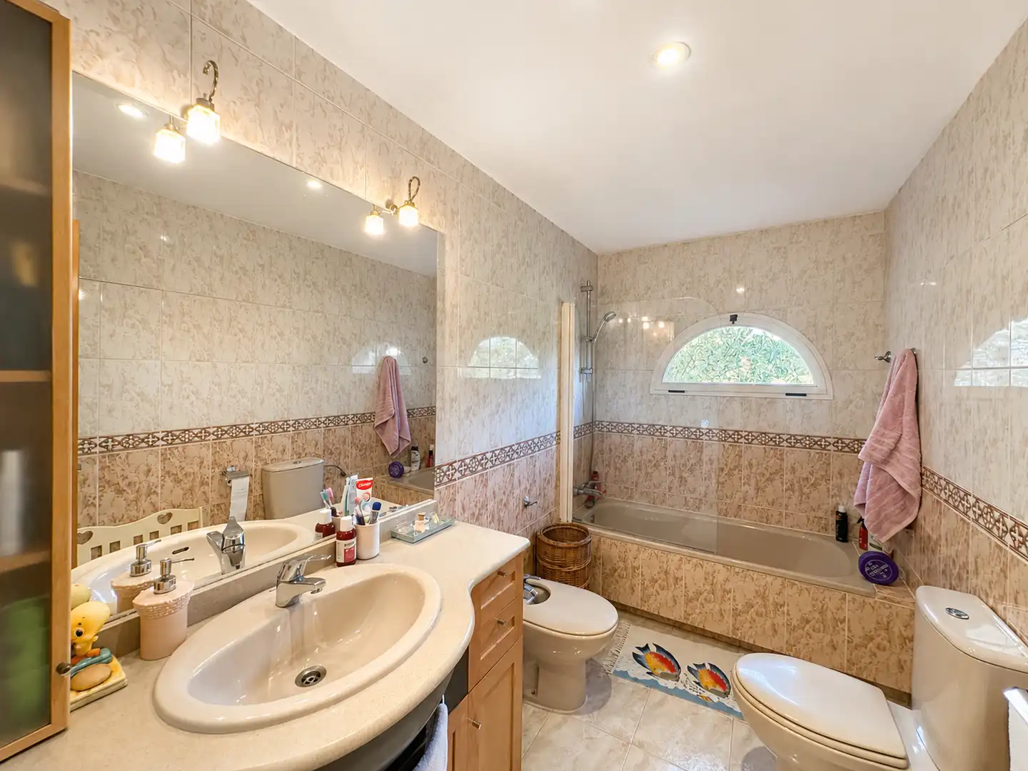Badezimmer von Einfamilien-Reihenhaus zum Verkauf in Torrelodones mit Gemeinschaftspool