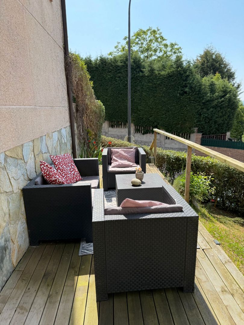 Terrassa de Casa o xalet en venda en Oviedo  amb Calefacció, Jardí privat i Parquet
