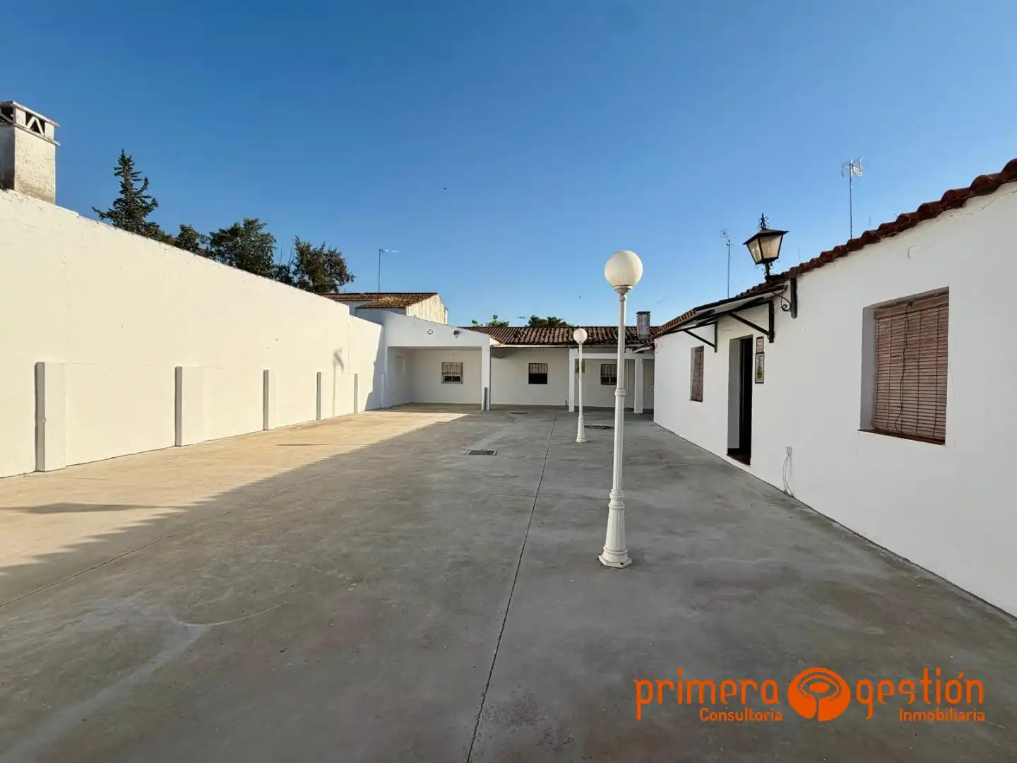 Vista exterior de Casa o chalet en venta en Lora del Río con Trastero y Amueblado