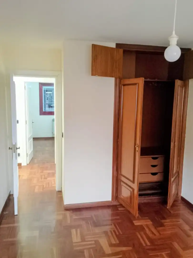 Dormitori de Pis de lloguer en Oviedo  amb Calefacció, Parquet i Terrassa