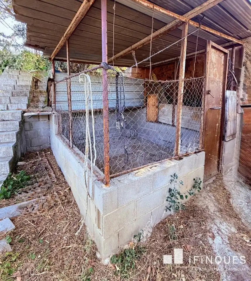 Vista exterior de Finca rústica en venda en Castellar del Vallès amb Aire condicionat, Jardí privat i Terrassa