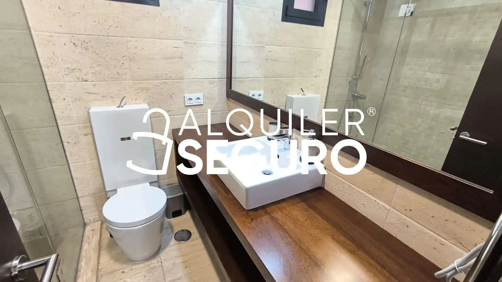 Baño de Piso de alquiler en Sevilla con Aire acondicionado, Calefacción y Amueblado