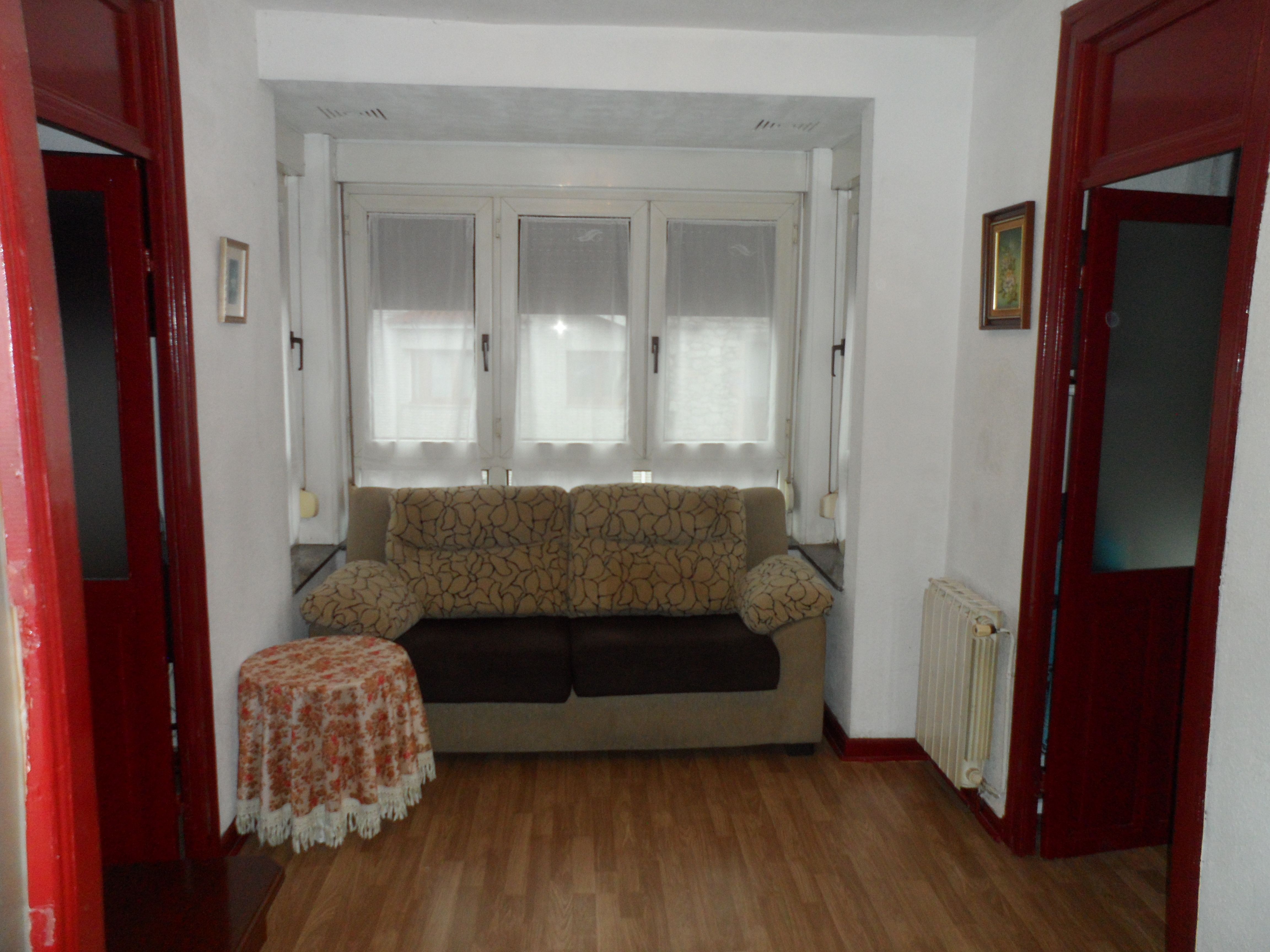 Sala d'estar de Casa adosada en venda en Camargo amb Calefacció i Terrassa