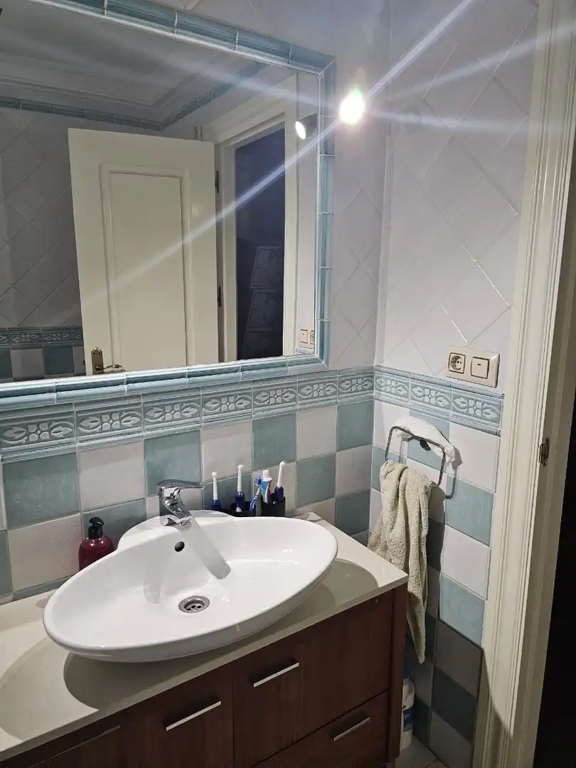 Bany de Apartament de lloguer en Guardamar del Segura amb Aire condicionat, Calefacció i Moblat