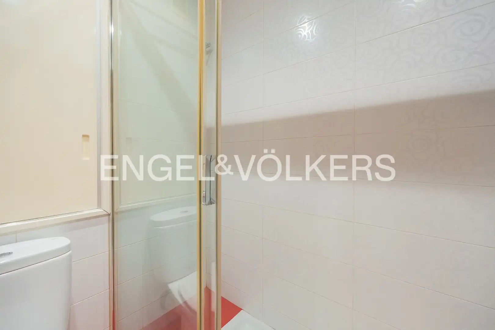 Badezimmer von Wohnung zum Verkauf in Bilbao  mit Heizung, Parkett und Balkon