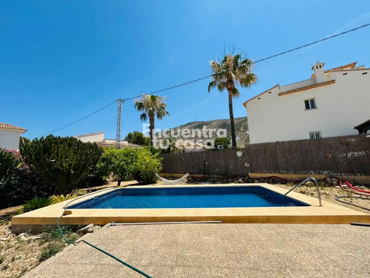 Vista exterior de Casa o xalet en venda en L'Alfàs del Pi amb Aire condicionat, Calefacció i Jardí privat