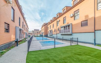 Exterior view of Duplex for sale in Sevilla la Nueva  with Air Conditioner, Heating and Storage room