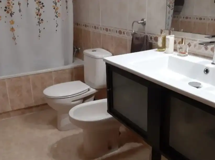 Baño de Piso de alquiler en Torrent con Aire acondicionado, Trastero y Horno