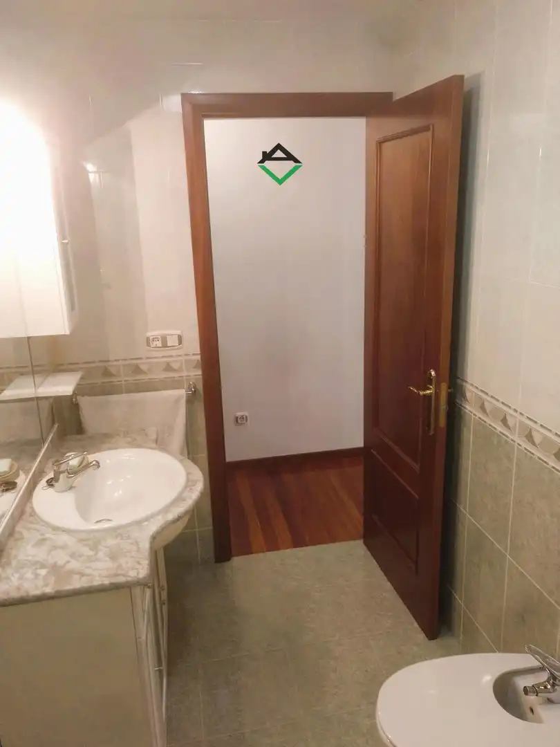 Baño de Piso en venta en Cangas  con Calefacción y Trastero