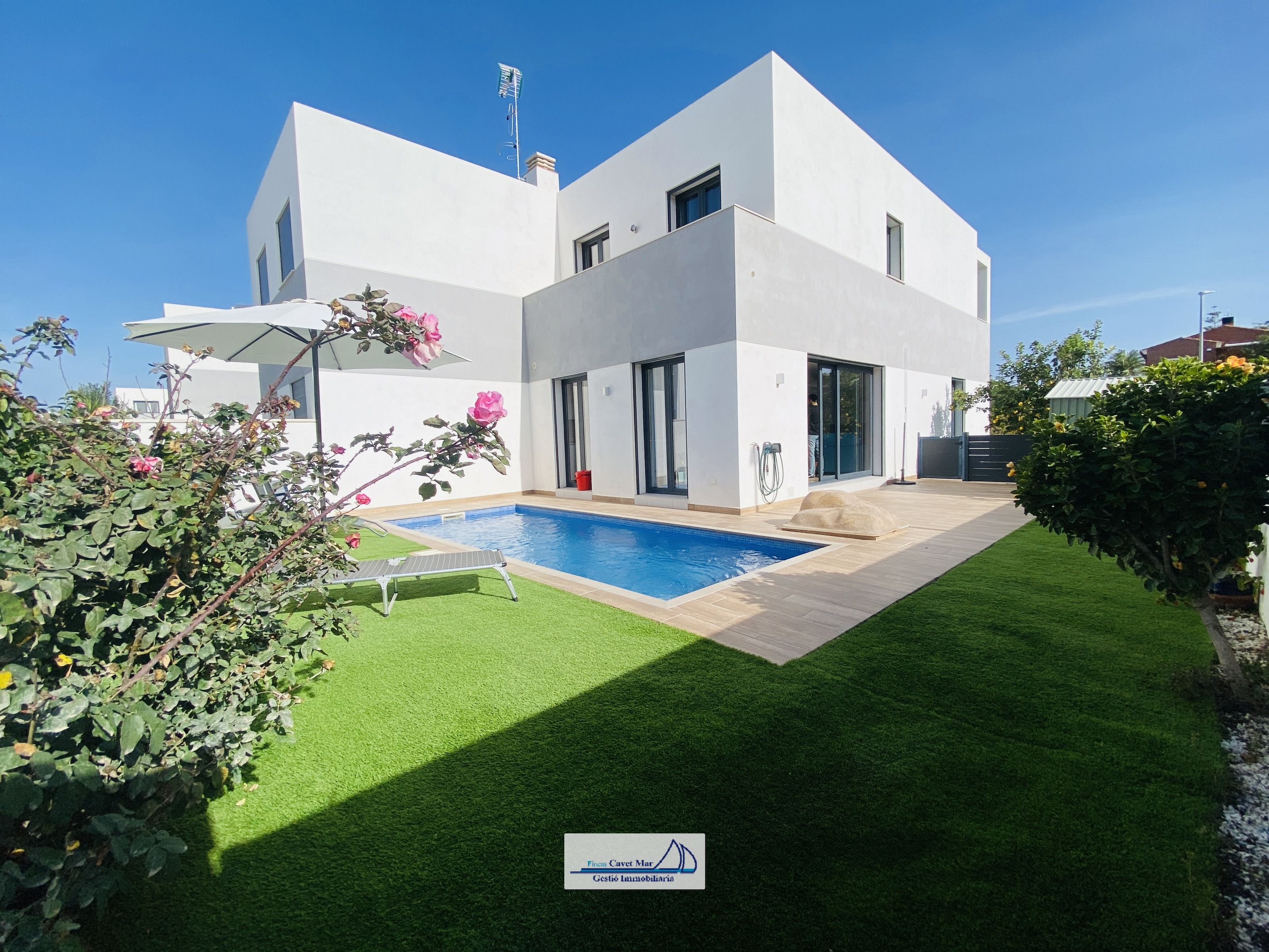 Vista exterior de Casa o xalet en venda en Cambrils amb Aire condicionat, Calefacció i Jardí privat
