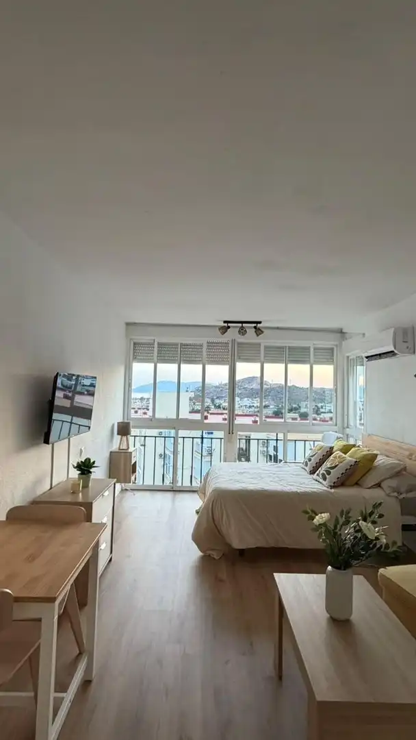 Habitación de Estudio de alquiler en Rincón de la Victoria con Aire acondicionado, Jardín privado y Amueblado
