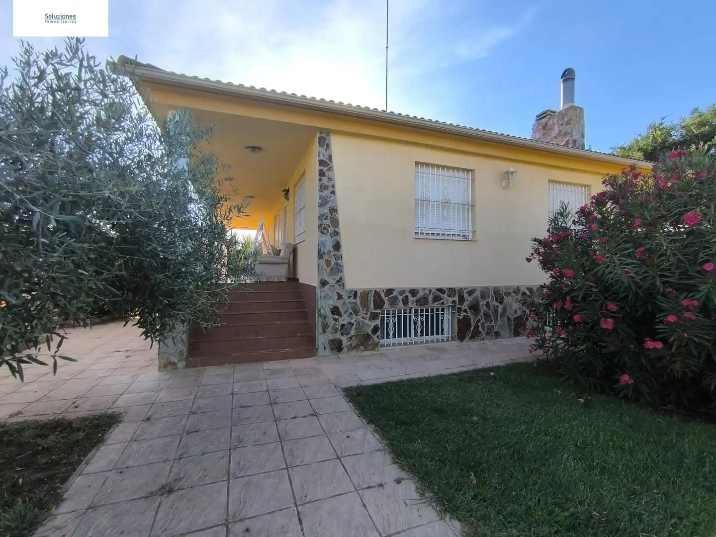 Vista exterior de Casa o xalet en venda en Albacete amb Aire condicionat, Calefacció i Jardí privat
