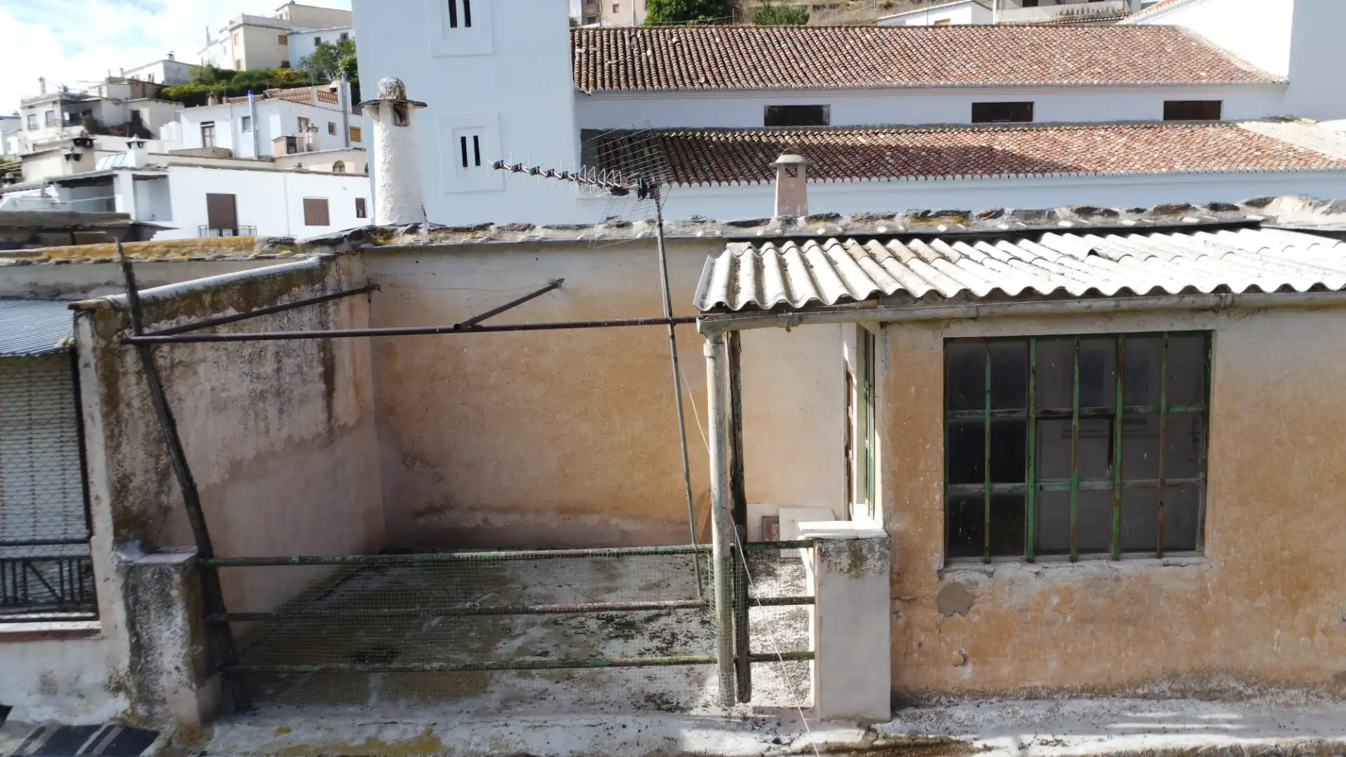 Vista exterior de Casa adosada en venda en Bérchules amb Terrassa i Balcó