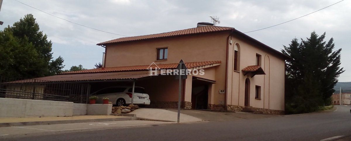 Vista exterior de Casa o xalet en venda en Medrano amb Calefacció, Jardí privat i Terrassa