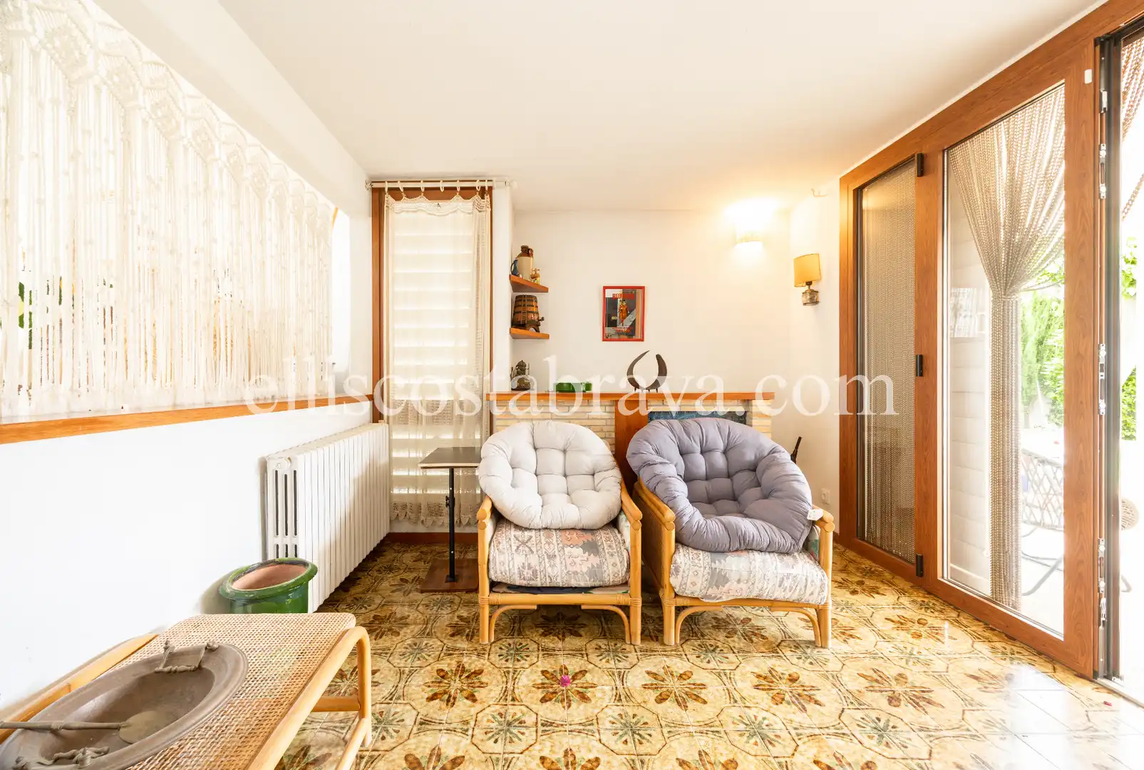 Sala d'estar de Casa o xalet en venda en L'Escala amb Aire condicionat, Calefacció i Jardí privat