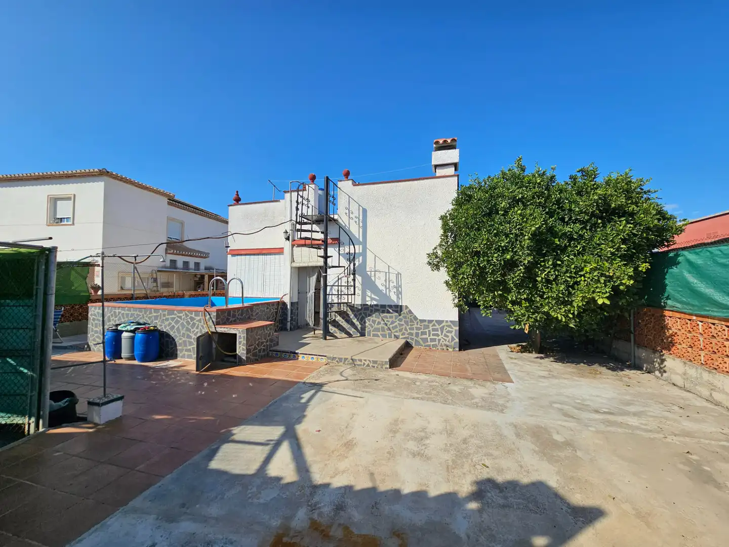 Vista exterior de Casa o xalet en venda en Oliva amb Jardí privat, Piscina i Moblat