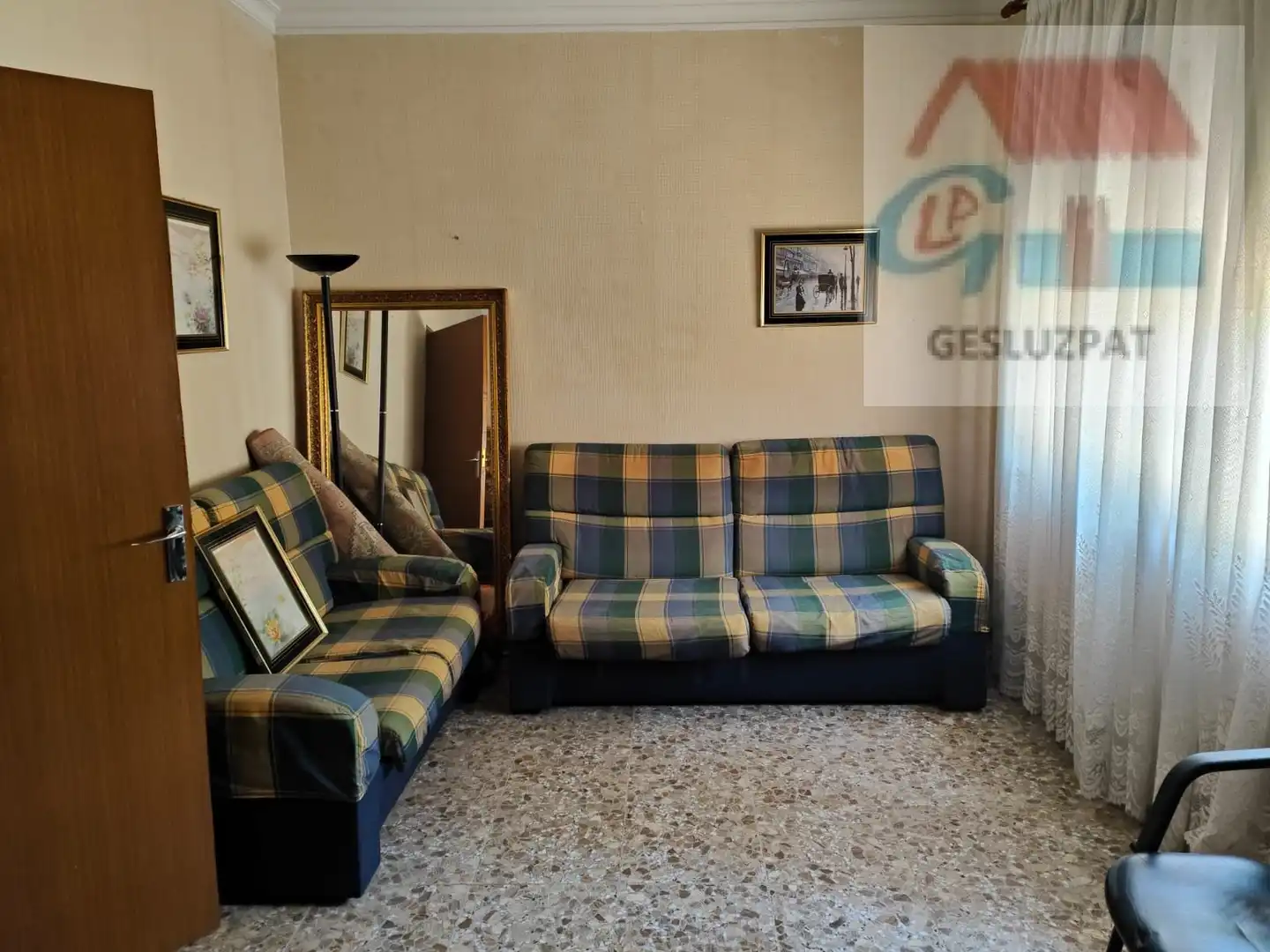 Sala d'estar de Casa adosada en venda en Corral de Almaguer amb Jardí privat, Parquet i Terrassa