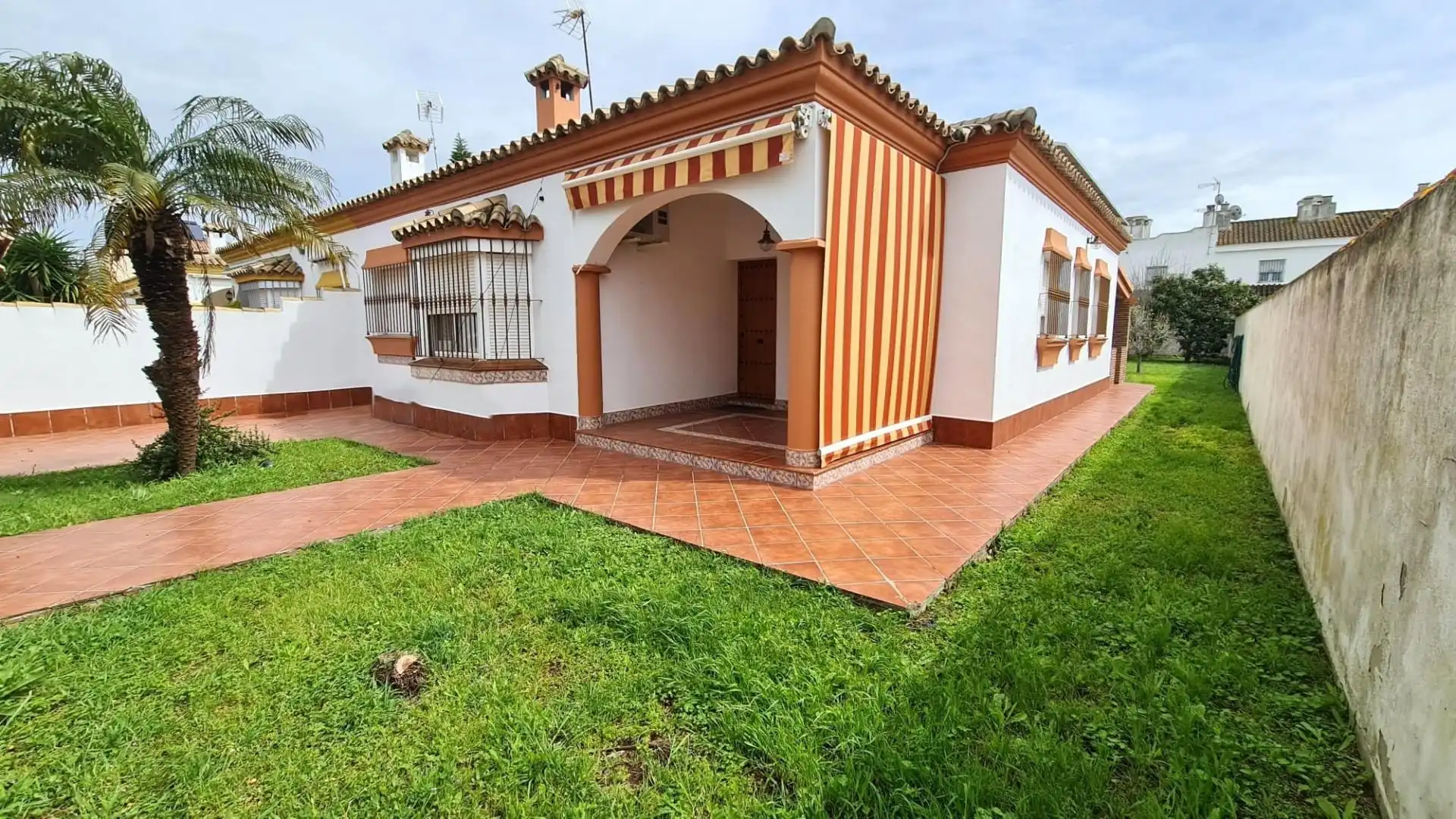 Vista exterior de Casa o chalet en venta en Chiclana de la Frontera con Jardín privado y Terraza