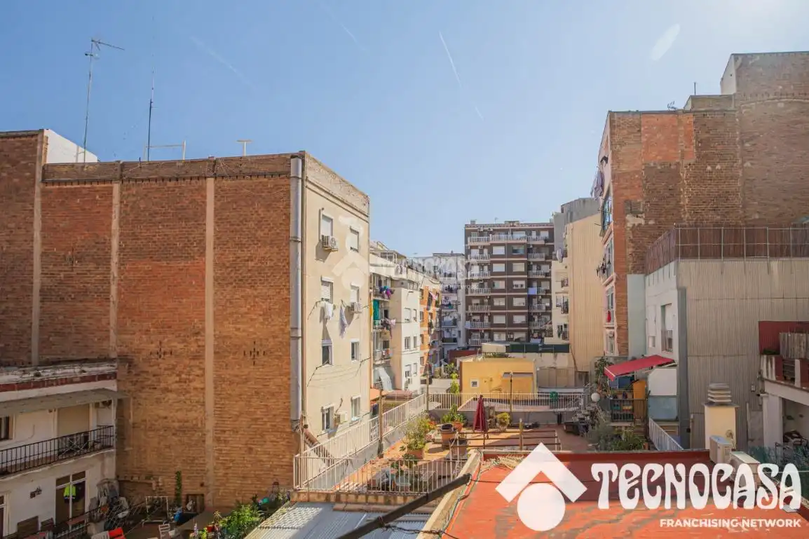 Vista exterior de Piso en venta en Barcelona con Balcón