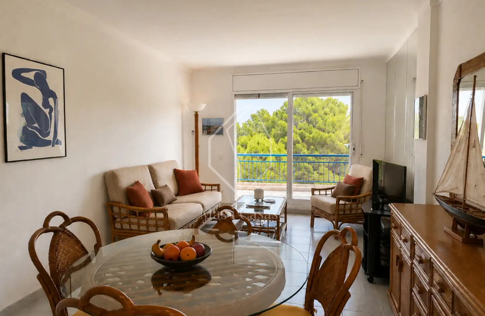 Sala de estar de Apartamento en venta en L'Escala con Terraza, Amueblado y Balcón