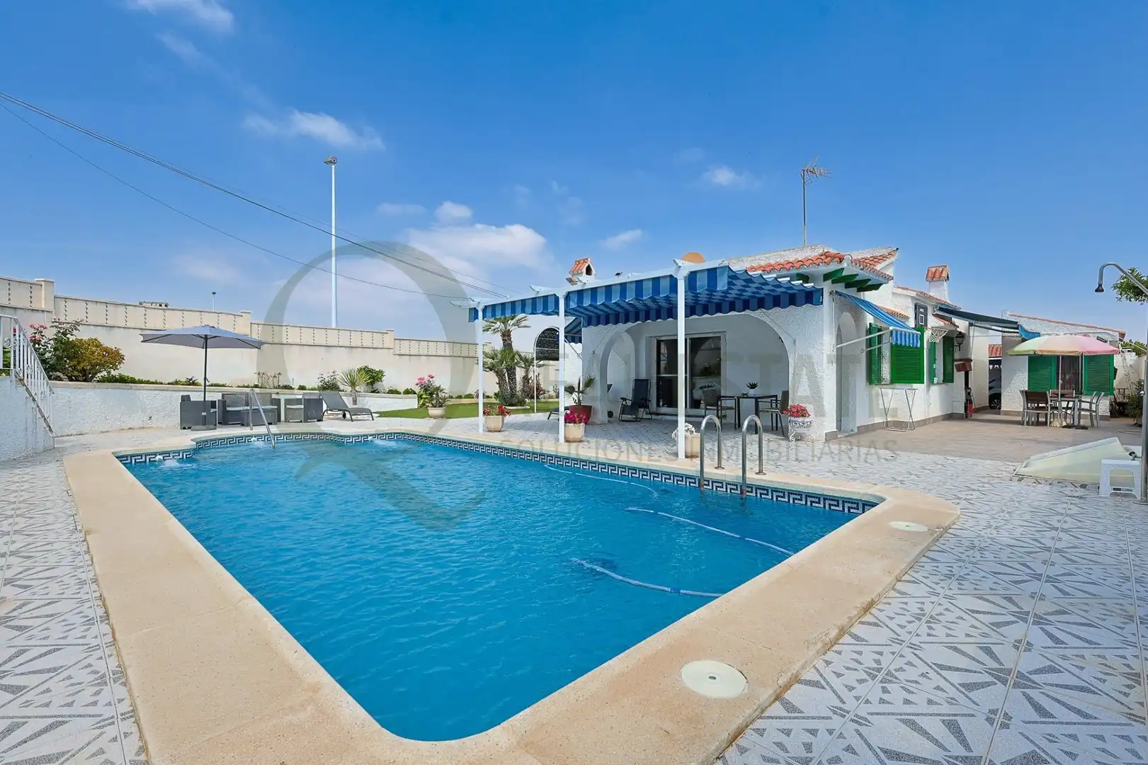 Vista exterior de Casa o xalet en venda en Elche / Elx amb Jardí privat, Terrassa i Piscina