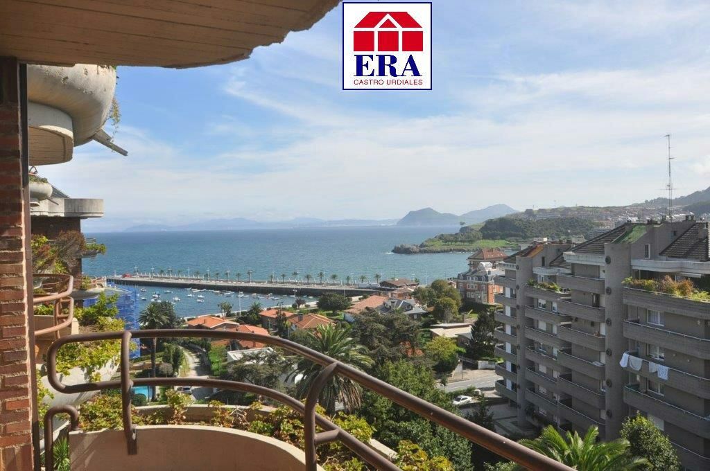 Vista exterior de Pis en venda en Castro-Urdiales amb Calefacció, Terrassa i Traster