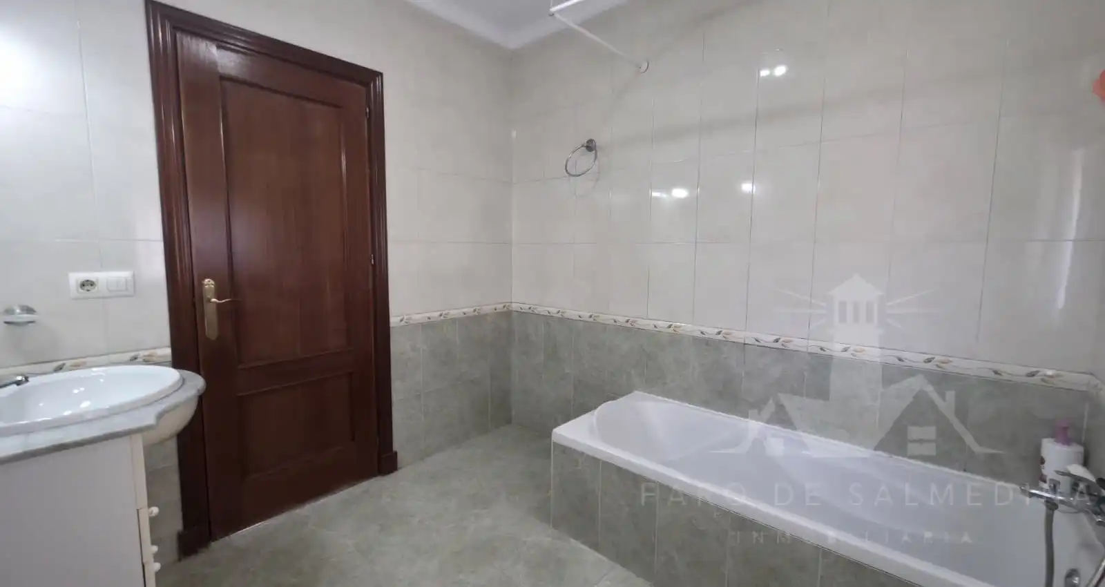 Badezimmer von Einfamilien-Reihenhaus zum Verkauf in Chipiona mit Terrasse und Möbliert