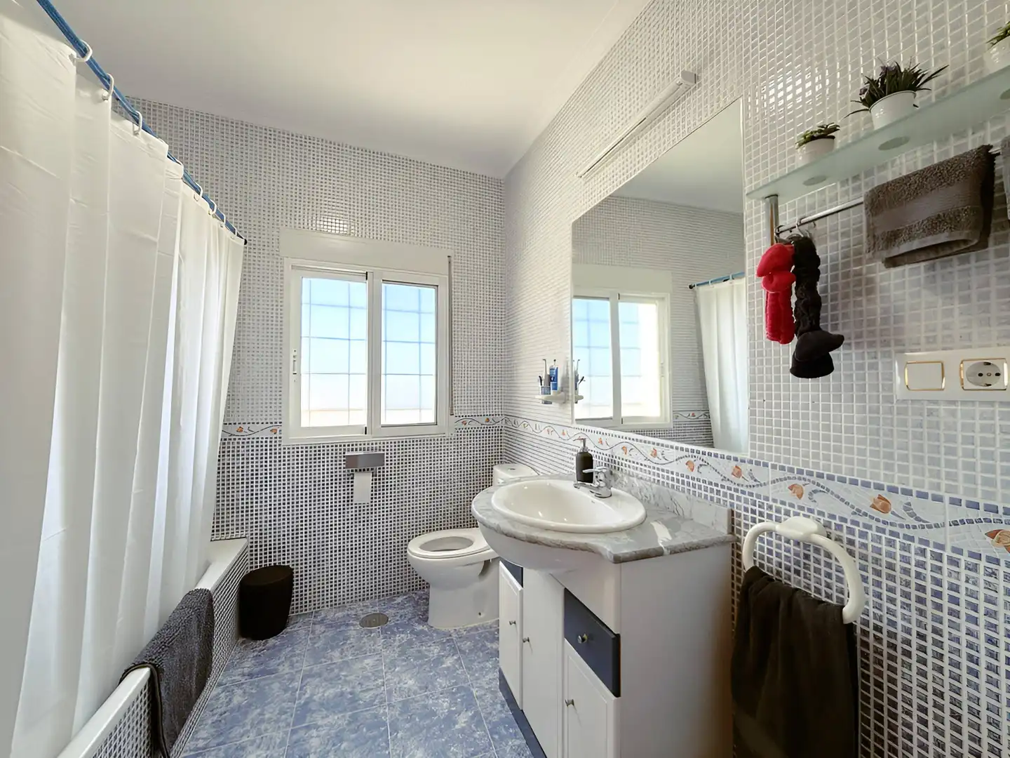Baño de Casa o chalet en venta en Alicante / Alacant con Aire acondicionado, Jardín privado y Trastero