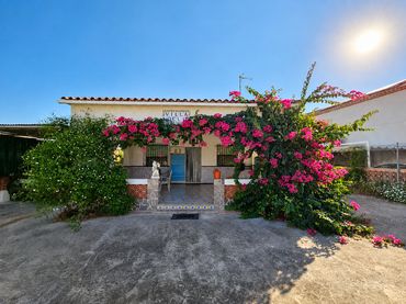 Villa mit Pool zum Verkauf in Calle Font de la Teula