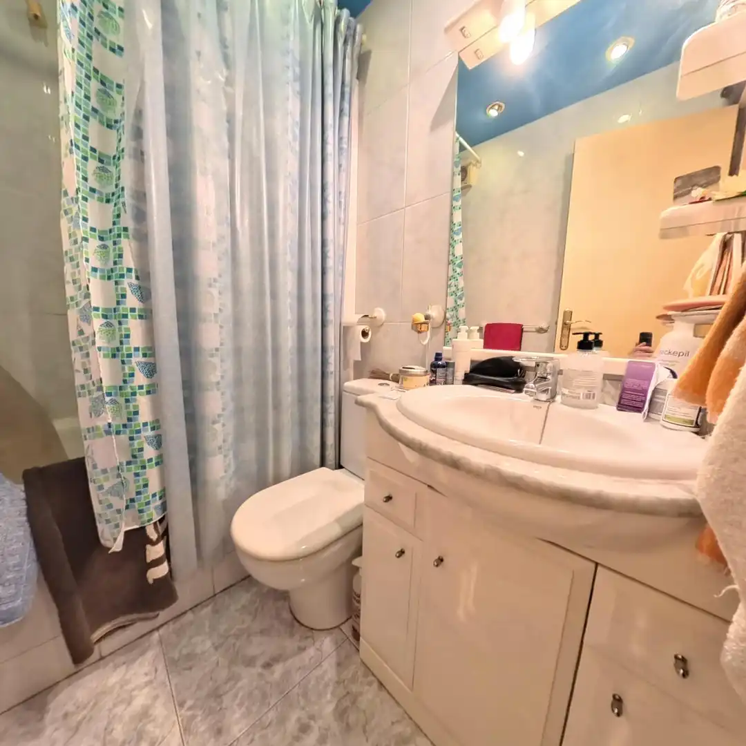 Badezimmer von Wohnung zum Verkauf in Barcelona mit Klimaanlage, Heizung und Terrasse