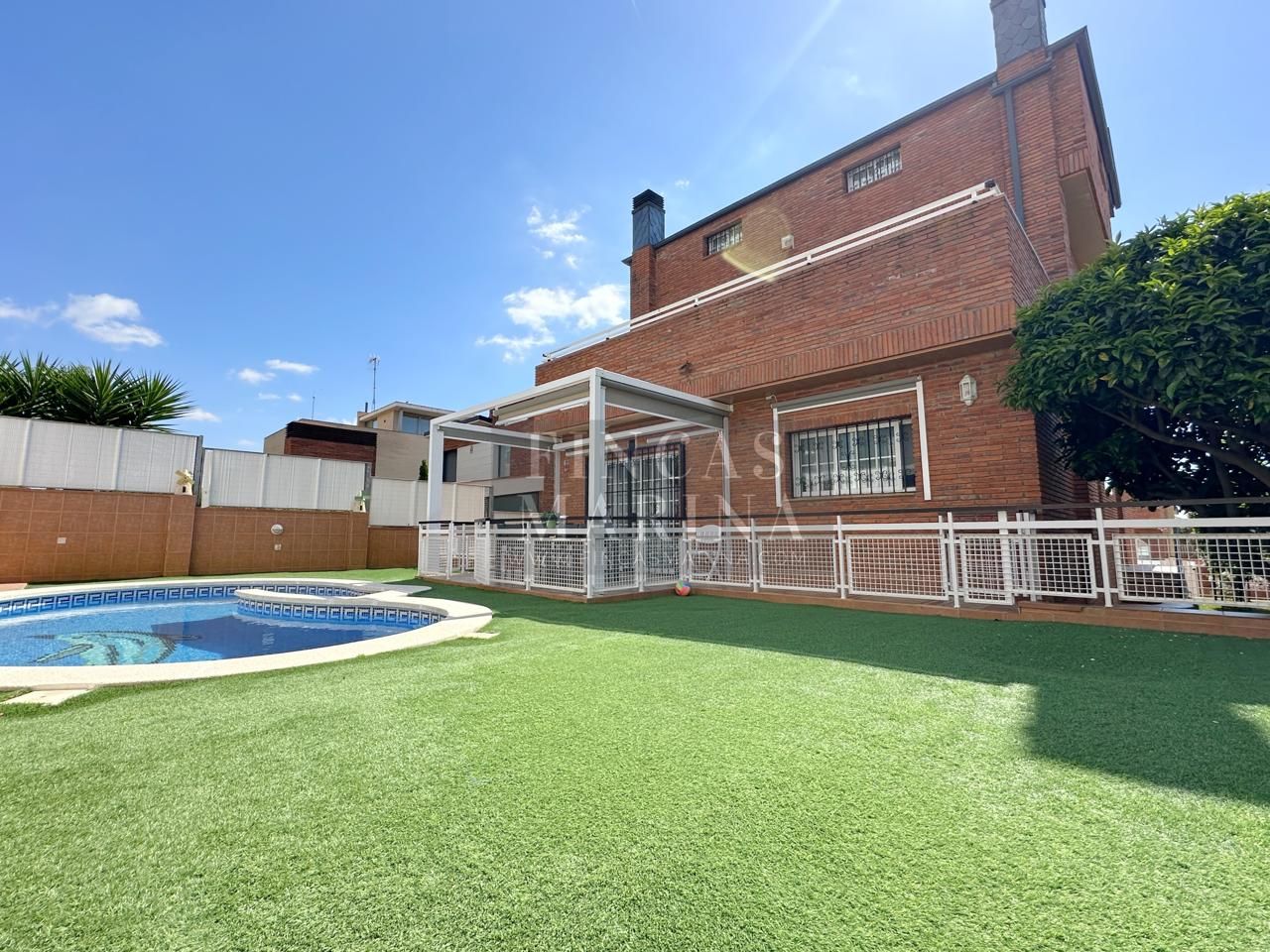 Vista exterior de Casa o xalet en venda en Viladecans amb Aire condicionat, Calefacció i Jardí privat