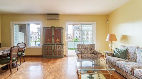 Apartamento con cinco dormitorios y terraza de 18m en venta en el Eixample Izquierdo, Barcelona