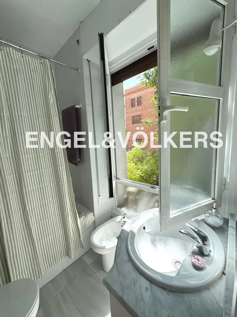 Badezimmer von Wohnung zur Miete in Madrid mit Klimaanlage, Heizung und Parkett